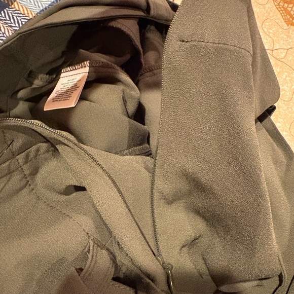 Liz Claiborne Olive Green Belted
Women’s Shorts Size 10 NWOT - Picture 9 of 12